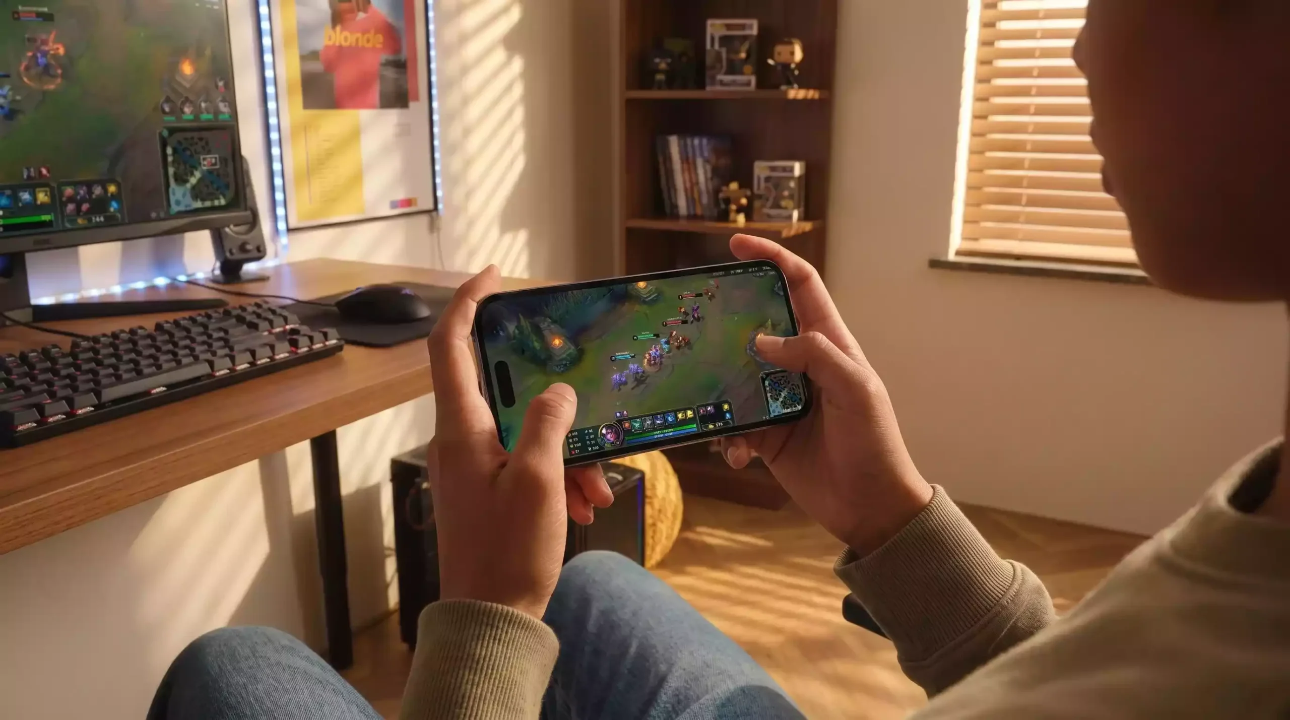 A boy play league of legends on his phone